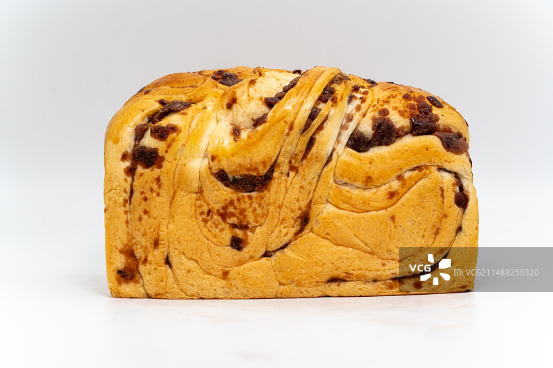 白色背景下手撕红豆沙牛奶吐司图片素材