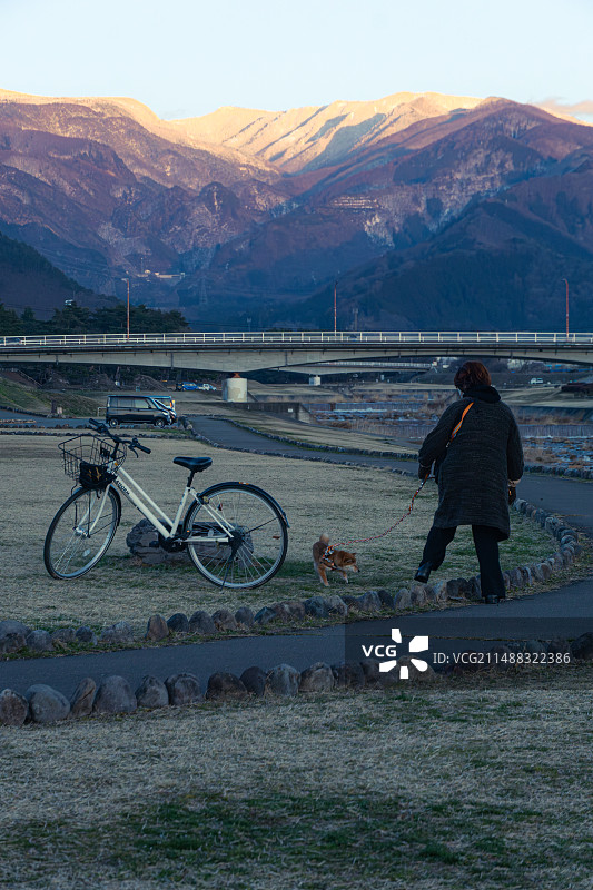 山 遛狗 公园 日落图片素材