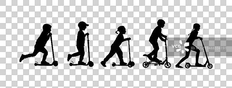 一群孩子骑滑板车剪影图片素材