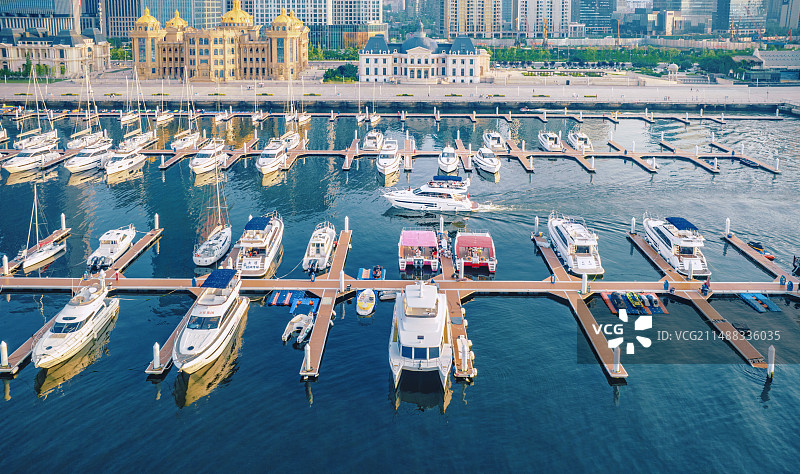 大连市东港商务区游艇码头图片素材