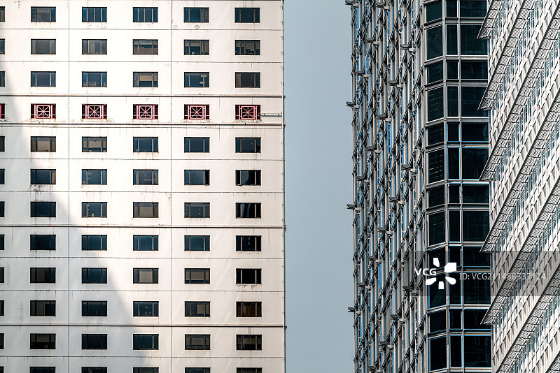 城市现代建筑的低角度透视图片素材