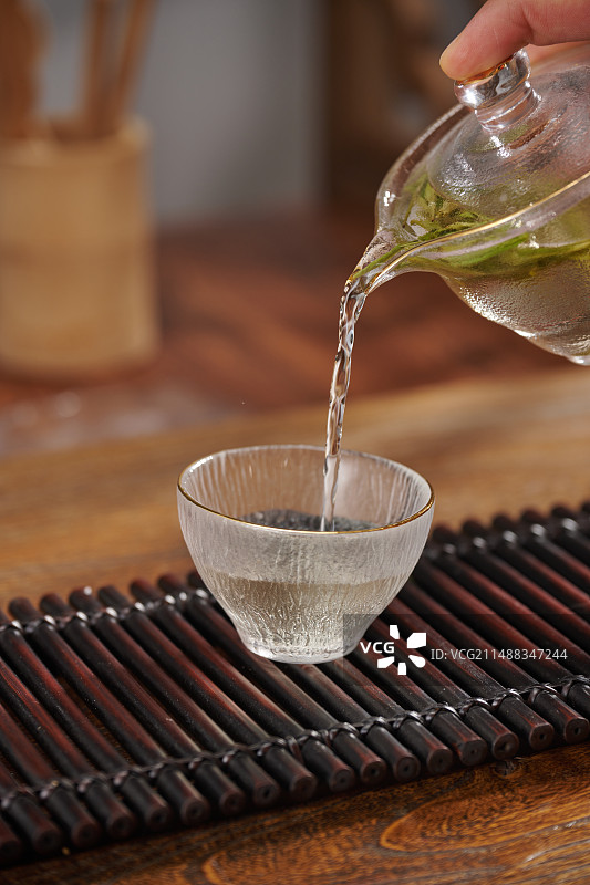 在桌子上倒茶的特写镜头图片素材