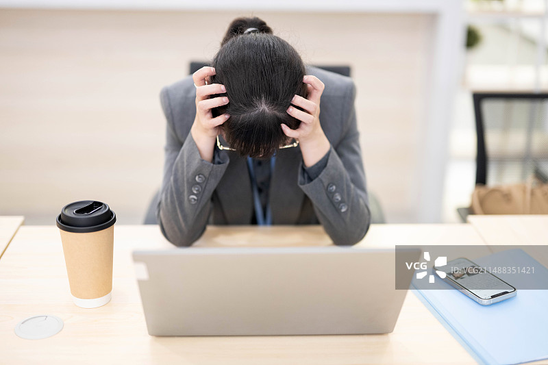 抱头崩溃的办公室职员图片素材
