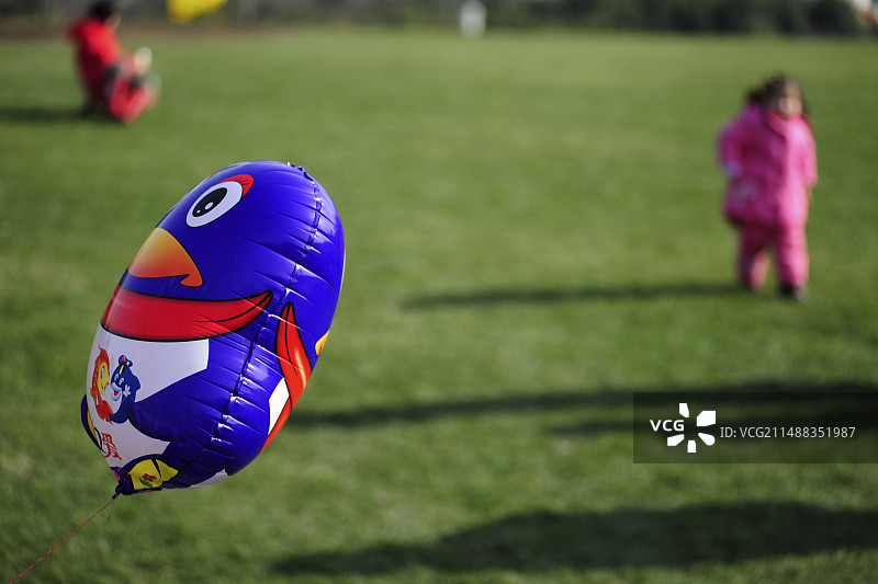 草坪上玩充气玩具的儿童图片素材