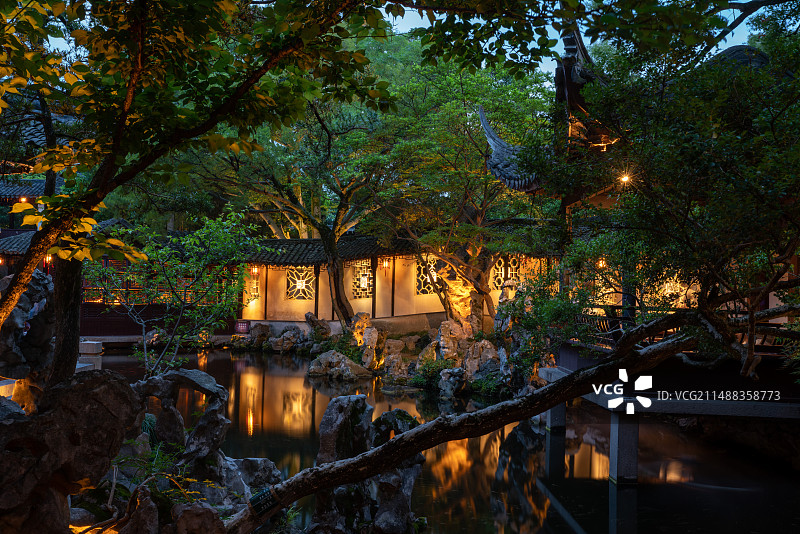 夜幕下的苏州同里古镇退思园图片素材