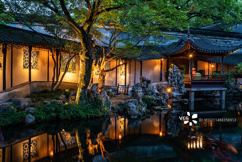 华灯初上的苏州同里古镇退思园长廊图片素材