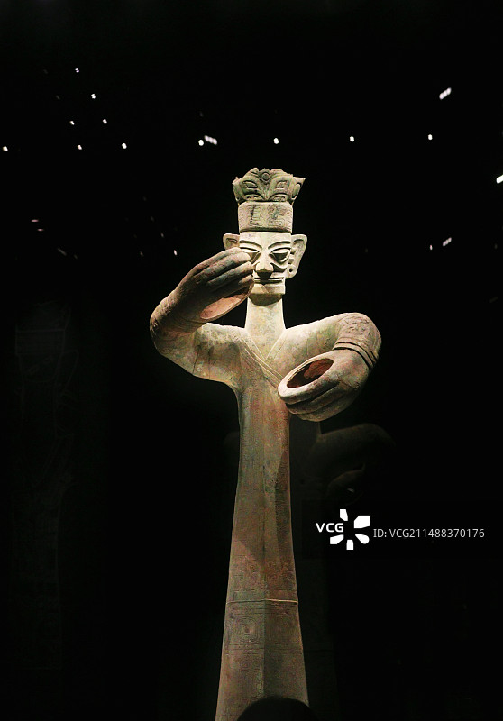 三星堆博物馆的青铜立人像图片素材