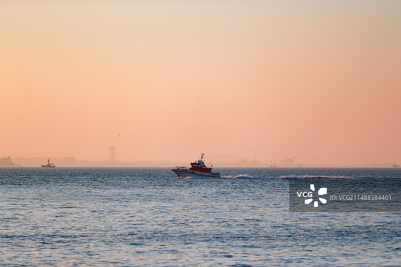 日落时的海上船只图片素材