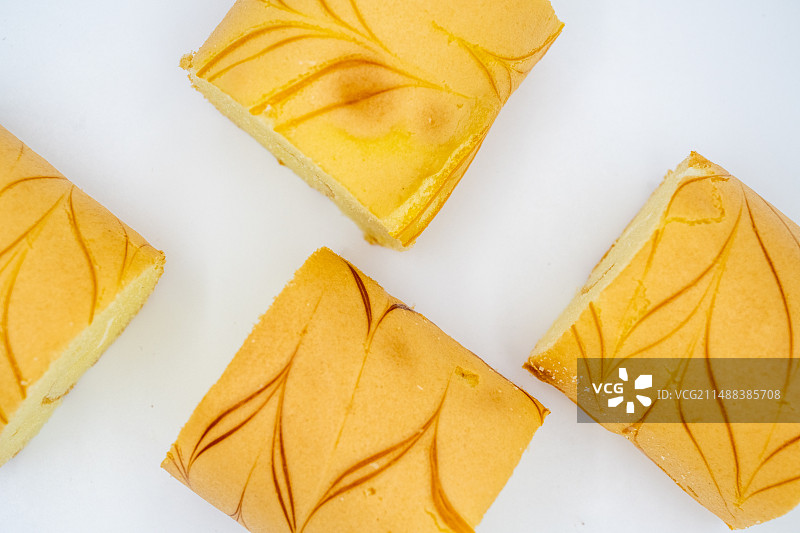 白色背景下的瑞士卷图片素材