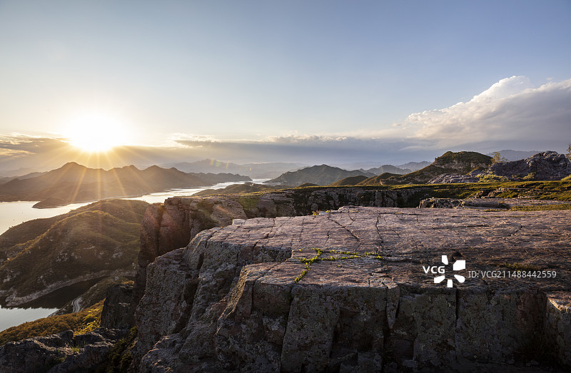 日落时山顶上的巨大岩石平台地面，户外自然风景，汽车广告背景图图片素材