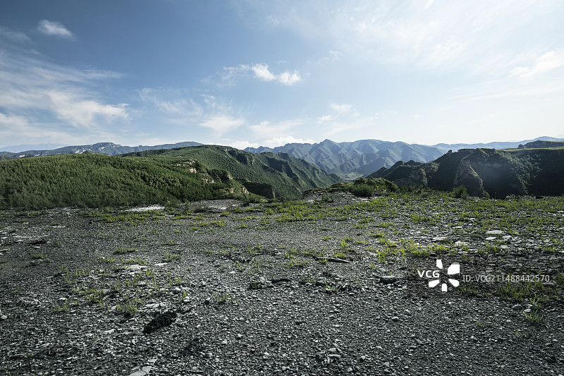 晴朗天空下山顶野外路况与自然风景，汽车广告背景图图片素材