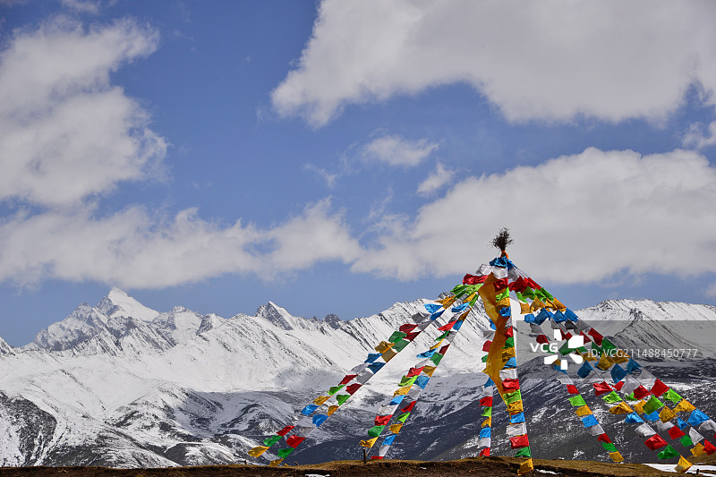 白雪皑皑的群山在天空中的全景，九寨黄龙风景区，翻垭口路过雪宝顶图片素材