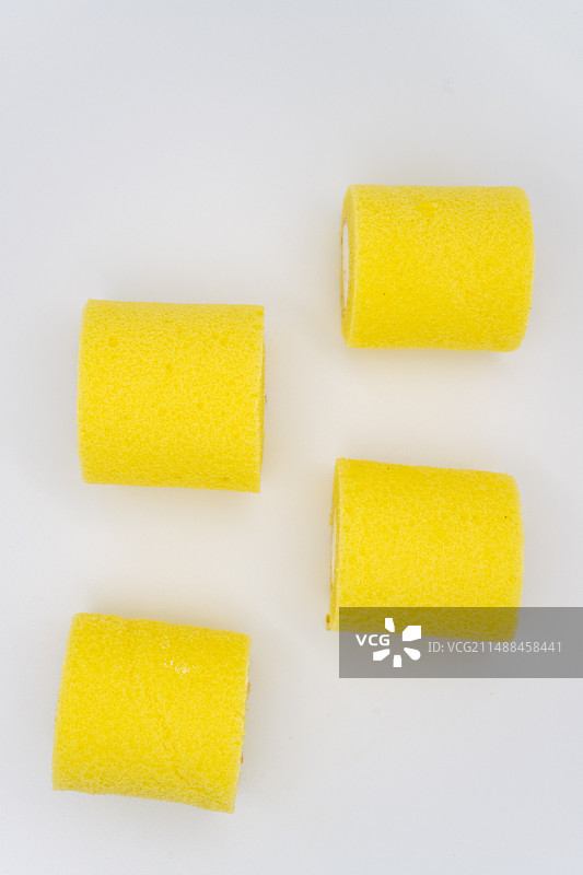 白色背景下的杨枝甘露蛋糕卷图片素材