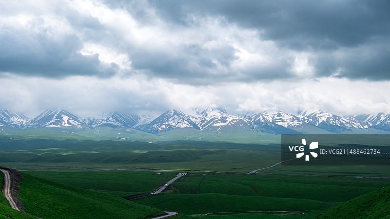 新疆伊犁那拉提雪山草原风光图片素材
