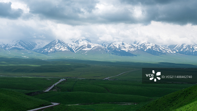 新疆伊犁那拉提雪山草原风光图片素材