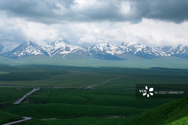 新疆伊犁那拉提雪山草原风光图片素材