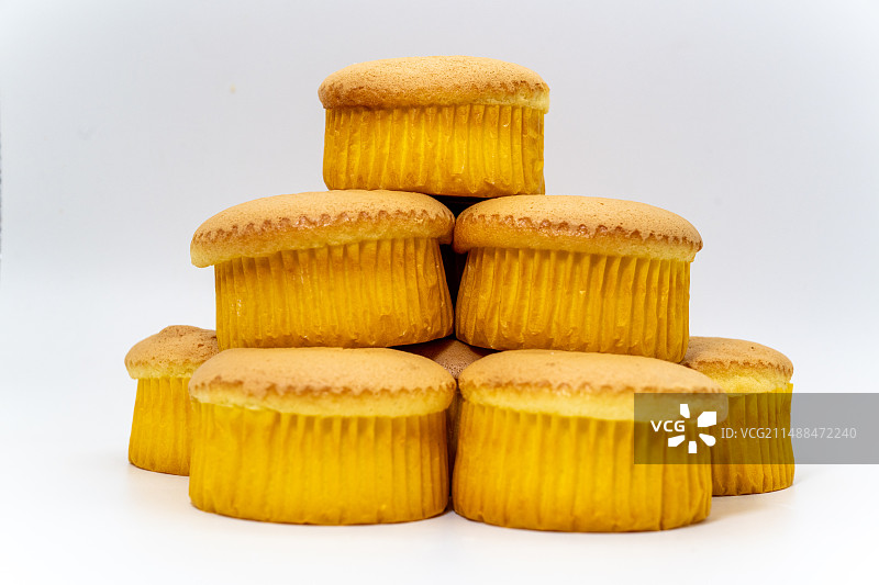 白色背景下的古早老式鸡蛋糕图片素材