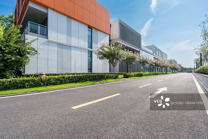 现代化的产业园建筑与柏油公路图片素材