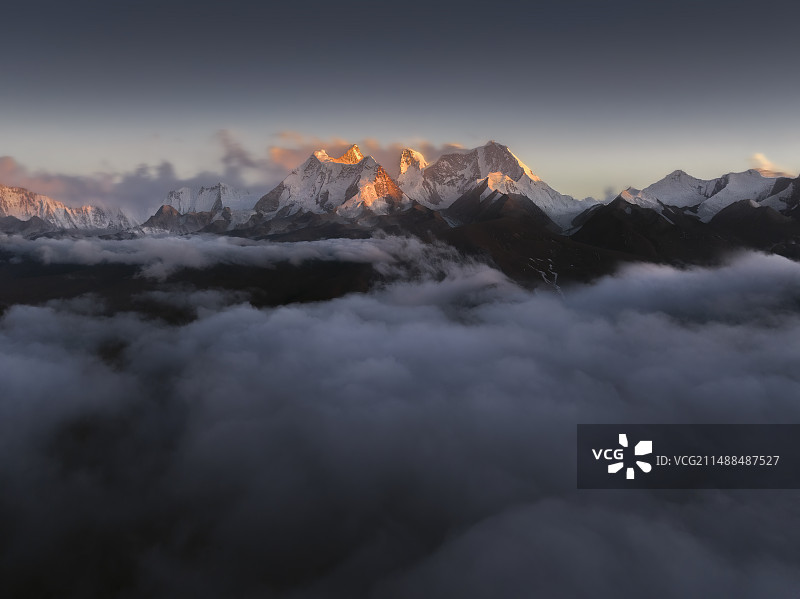 西藏拉萨山南市库拉岗日峰雪山航拍日照金山图片素材