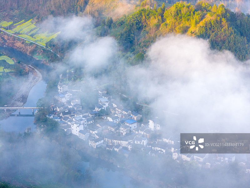 安徽歙县石潭晨曦、云海在山涧飘渺，村庄、油菜花忽隐忽现，仿佛人间仙境。图片素材