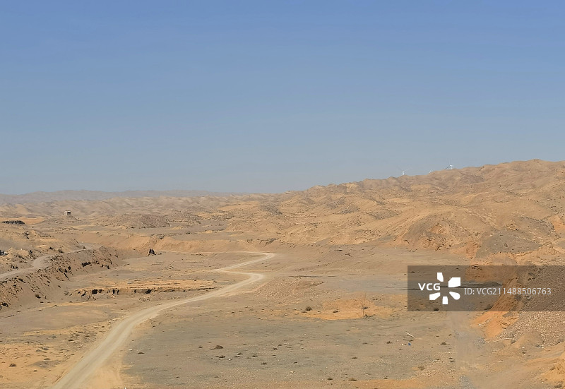 蓝天下的西北地区沙漠戈壁景观图片素材