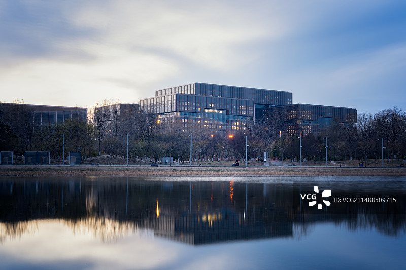 蓝调时间的现代城市建筑与倒影图片素材