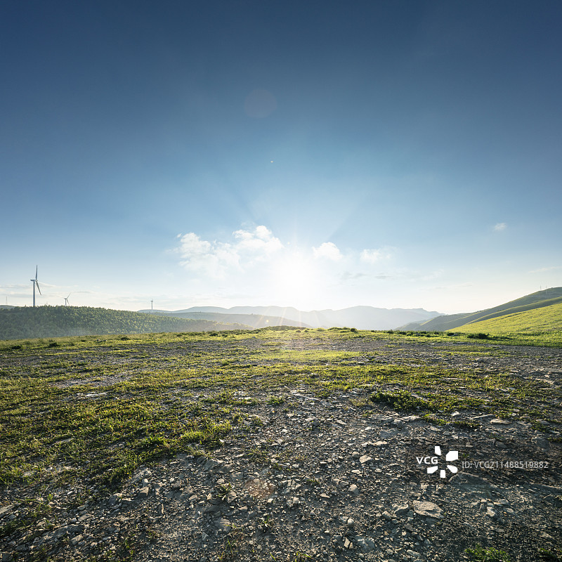黄昏时山顶上的野外山路地面，汽车广告背景图图片素材