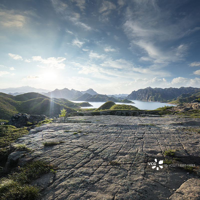 黄昏时山顶上的巨大岩石平台地面，户外自然风景，汽车广告背景图图片素材
