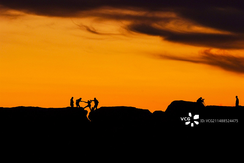 朝霞中的黑水城城墙人物剪影图片素材