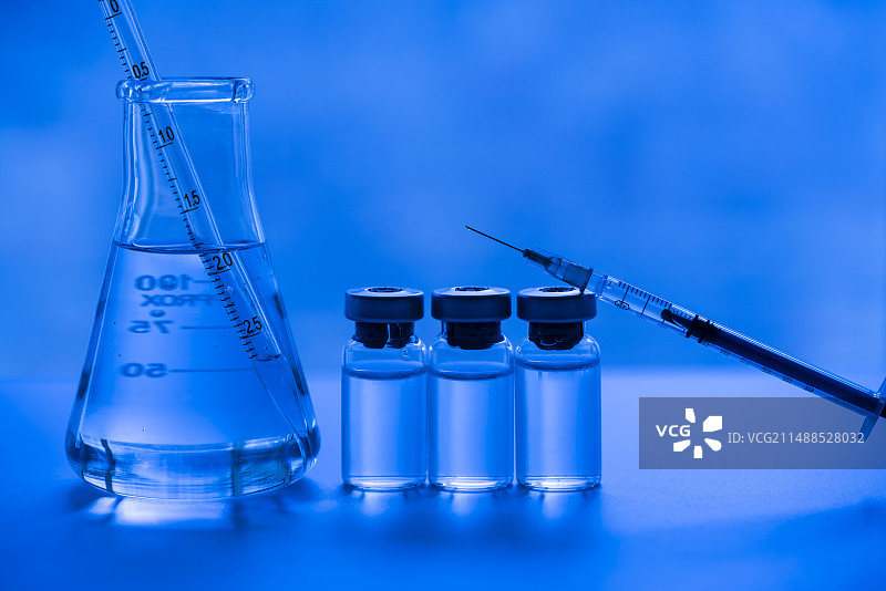 注射器与药瓶图片素材