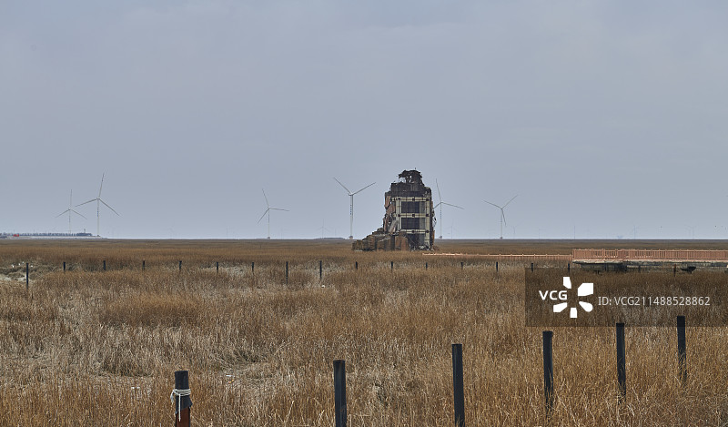草原上的风力发电机图片素材