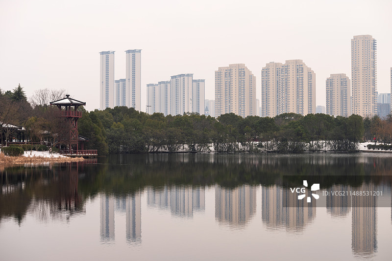 汤湖公园雪景 冬天 城市天际线图片素材
