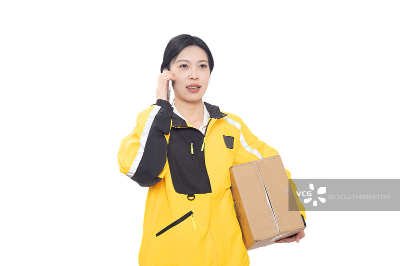 使用手机拿着包裹的东方女性外卖形象图片素材