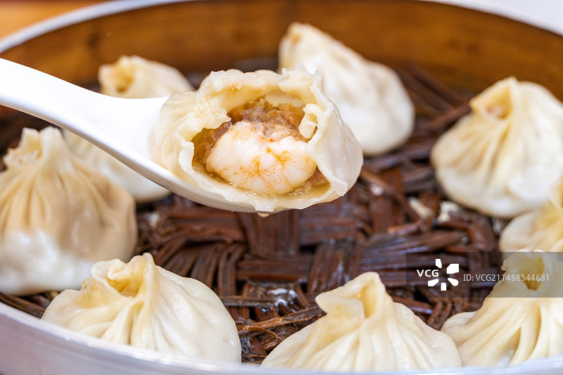 中国传统美食小吃灌汤包，扬州小笼包鲜肉虾仁馅包子图片素材