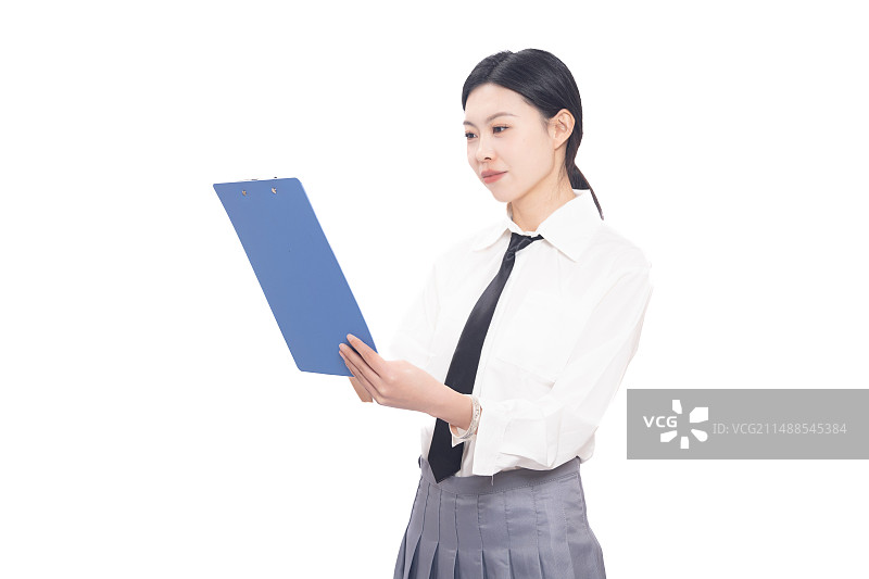 白色背景前手持文件夹的东方女性大学生形象图片素材