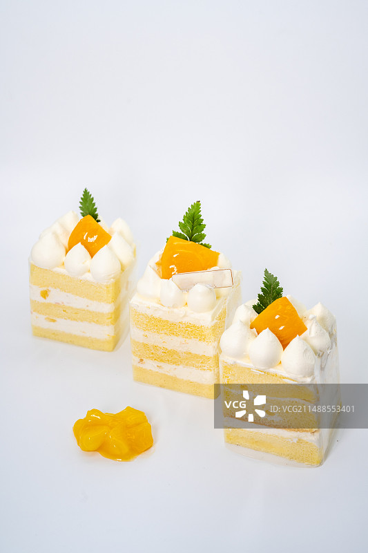 白色背景下的杨枝甘露奶油蛋糕图片素材
