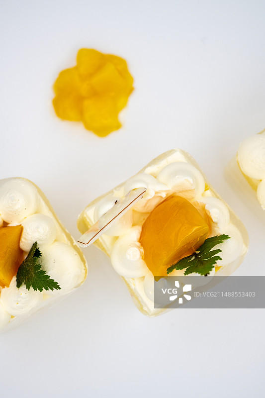 白色背景下的杨枝甘露奶油蛋糕图片素材