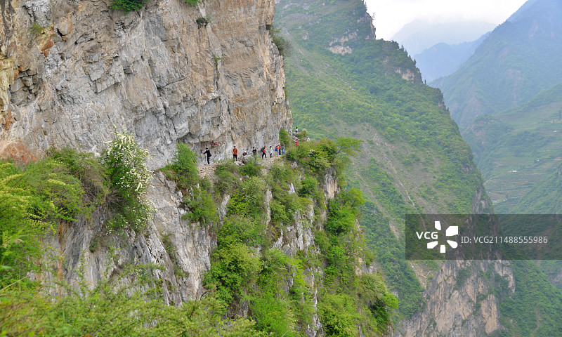悬崖峭壁上的挂壁小路，羌族农田引水渠，理县，西羌月里大峡谷风景区图片素材