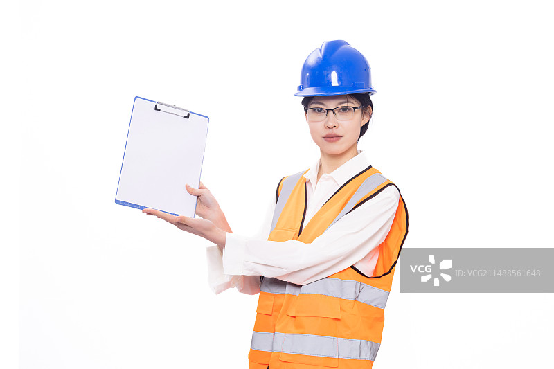白背景前带着安全帽拿着文件夹的年轻东方女性工程设计师形象图片素材
