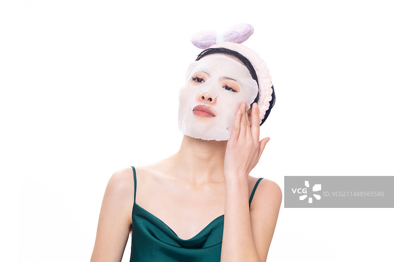 正在敷面膜的年轻女性局部特写图片素材