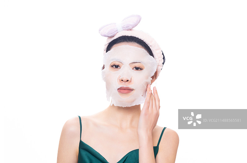 正在敷面膜的年轻女性局部特写图片素材