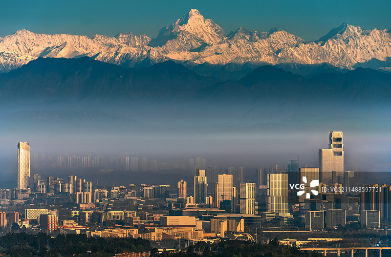 川西群山下的成都天府新区日出风光图片素材