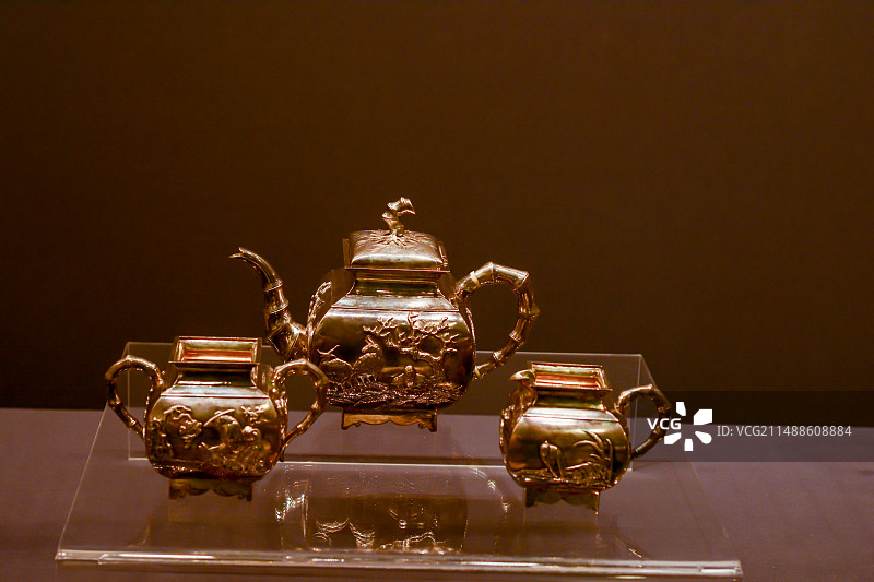 清任伯年人物山水鱼牧纹方壶图片素材