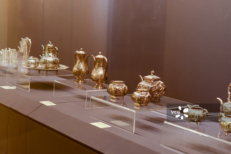 展台上摆放的明清银器图片素材