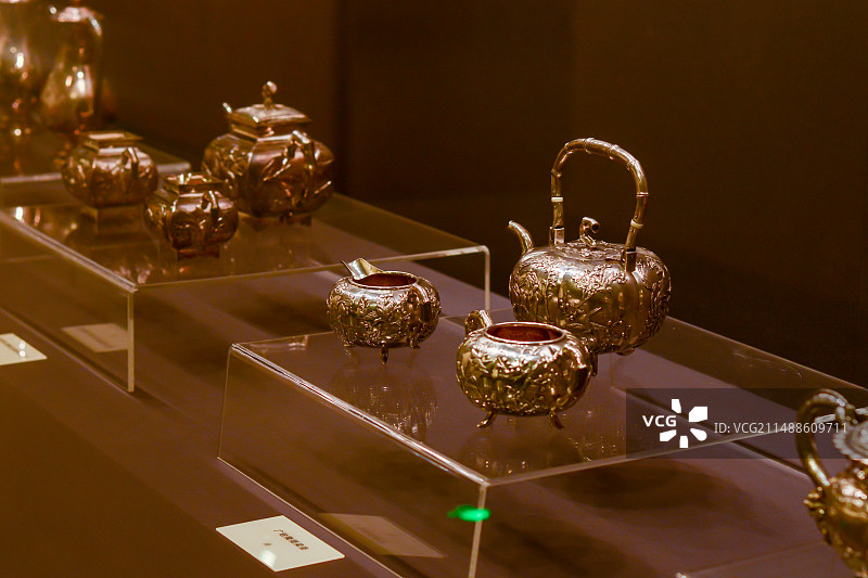 展台上摆放的明清银器图片素材