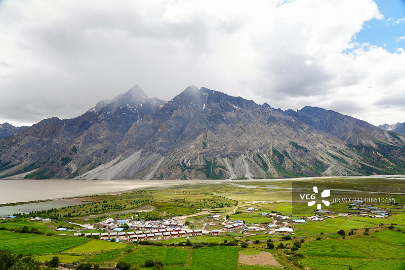 然乌湖旁边的人家图片素材