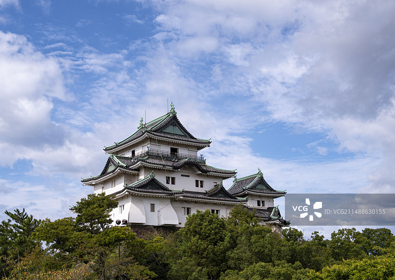 不同角度的和歌山城天守阁（蓝天白云绿树环抱）图片素材