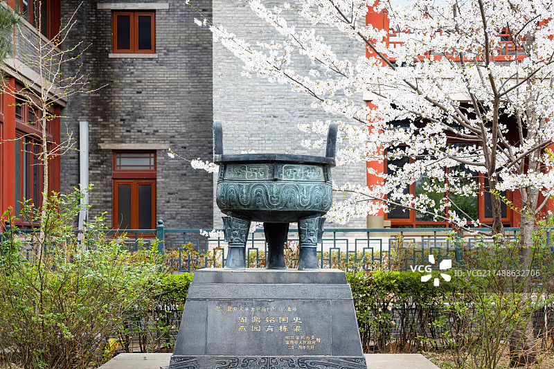 北京大学历史系门前、梨花树下宝鸡市政府赠送的周鼎图片素材