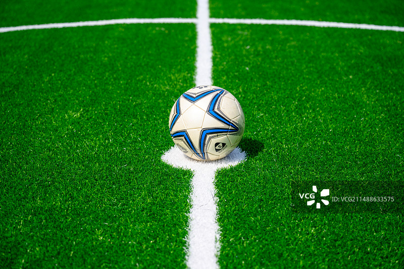 晴朗天空下的城市社区足球场与足球图片素材