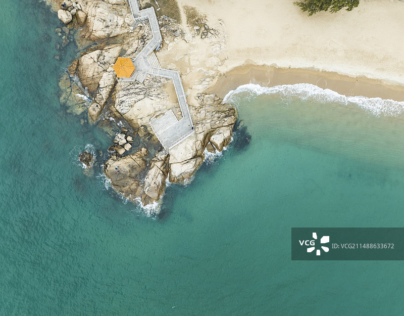 深圳沙鱼涌碧海礁石沙滩图片素材